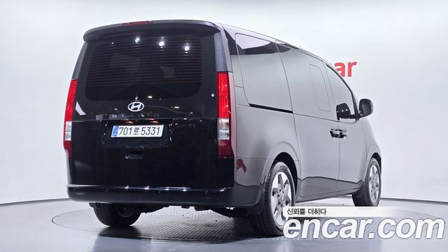 Hyundai Staria 2025 — photo 2