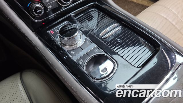 Jaguar XJ 2016 — photo 9