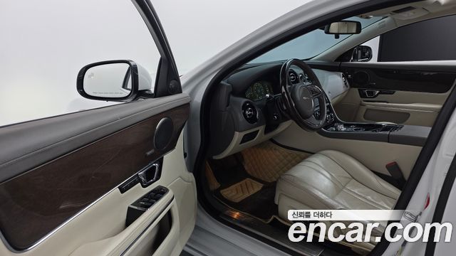 Jaguar XJ 2016 — photo 10