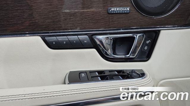 Jaguar XJ 2016 — photo 12