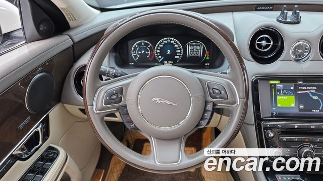 Jaguar XJ 2016 — photo 13