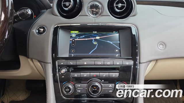 Jaguar XJ 2016 — photo 14