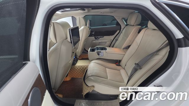 Jaguar XJ 2016 — photo 17