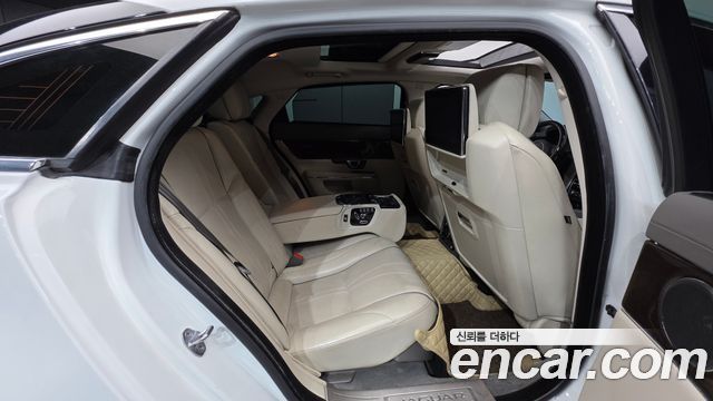 Jaguar XJ 2016 — photo 19