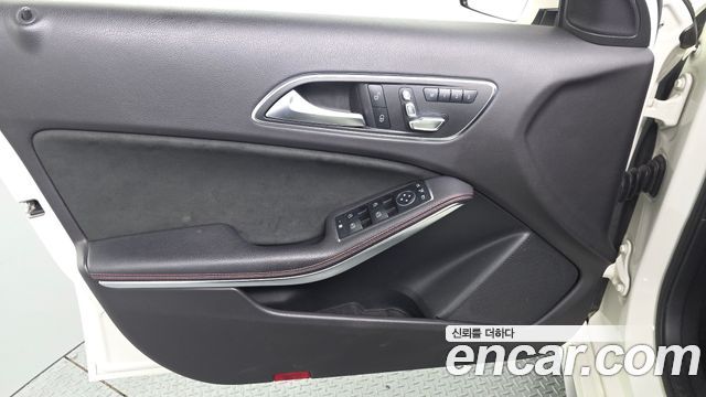 Mercedes-Benz A-Class 2018 — photo 14