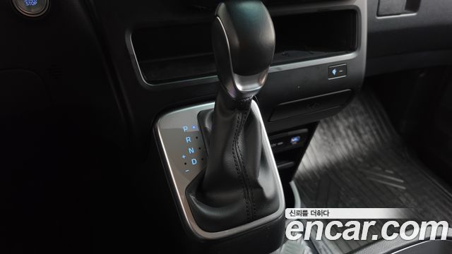 Hyundai Staria 2025 — photo 12