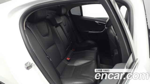 Volvo S60 2018 — photo 17