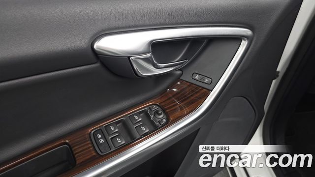 Volvo S60 2018 — photo 25