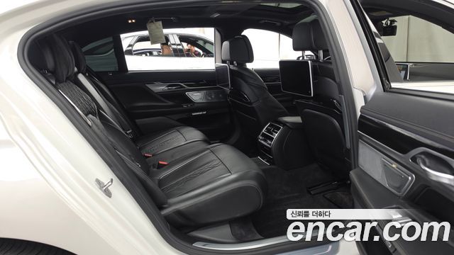 BMW 7-Series 2016 — photo 12