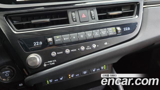 Lexus ES 2025 — photo 32