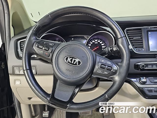 Kia Canival 2015 — photo 9