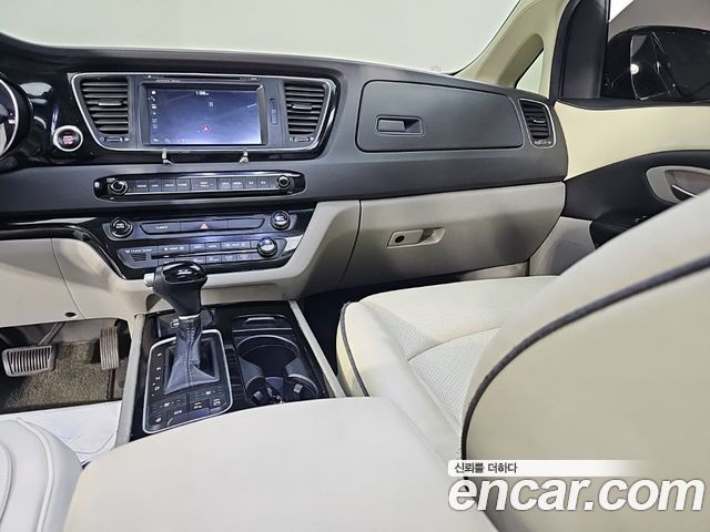 Kia Canival 2015 — photo 10