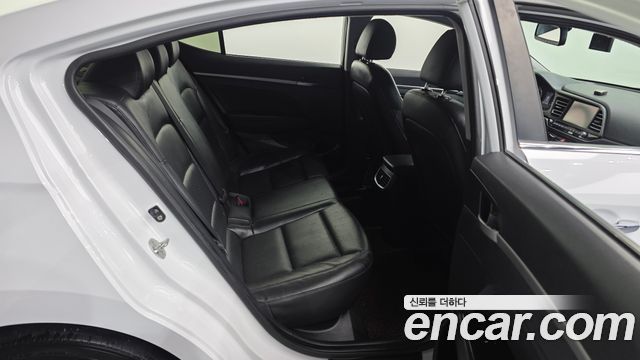 Hyundai AVANTE 2019 — photo 18