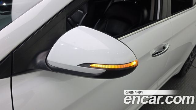 Hyundai AVANTE 2019 — photo 30