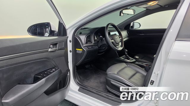 Hyundai AVANTE 2017 — photo 10