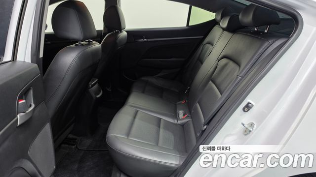 Hyundai AVANTE 2017 — photo 11