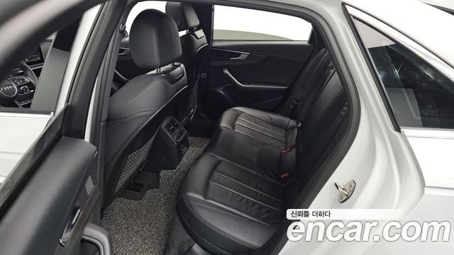Audi A4 2019 — photo 17