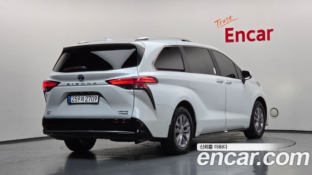 Toyota Sienna 2024 — photo 2