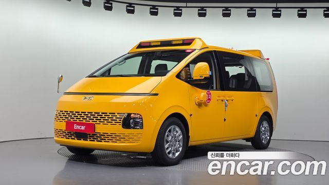 Hyundai Staria 2023 — photo 1