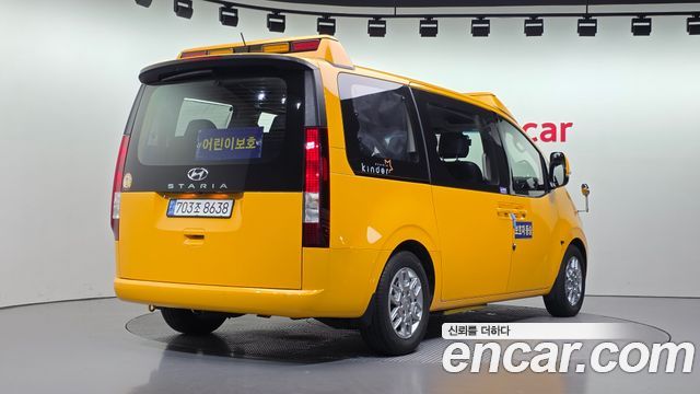 Hyundai Staria 2023 — photo 2