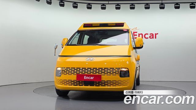 Hyundai Staria 2023 — photo 3