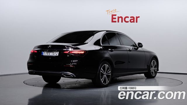 Mercedes-Benz E-Class 2022 — photo 2