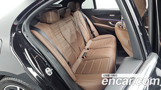 Mercedes-Benz E-Class 2022 — photo 17