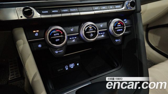 Genesis G70 2019 — photo 27
