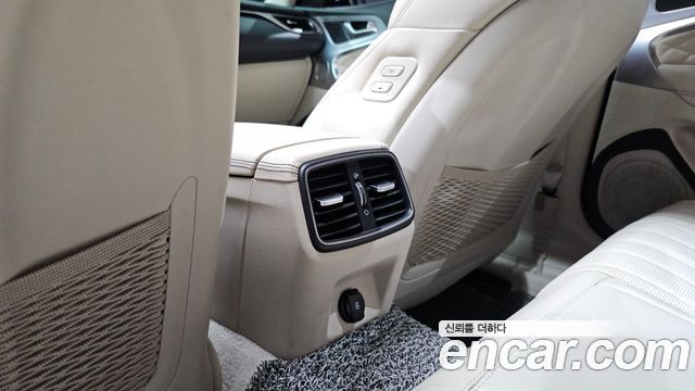 Genesis G70 2019 — photo 32