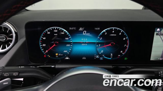 Mercedes-Benz GLA-Class 2022 — photo 11
