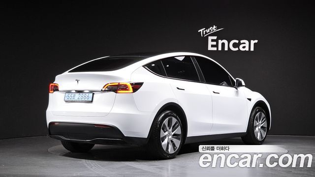 Tesla Model Y 2023 — photo 2