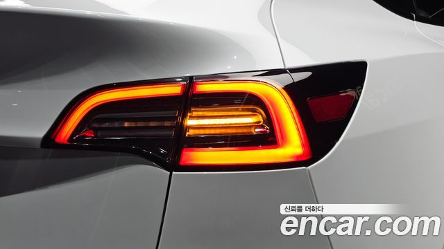 Tesla Model Y 2023 — photo 9