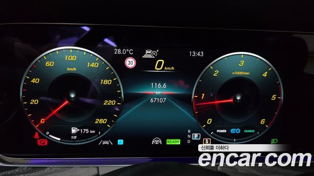 Mercedes-Benz E-Class 2022 — photo 11