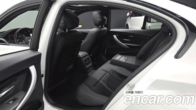 BMW 3-Series 2018 — photo 11