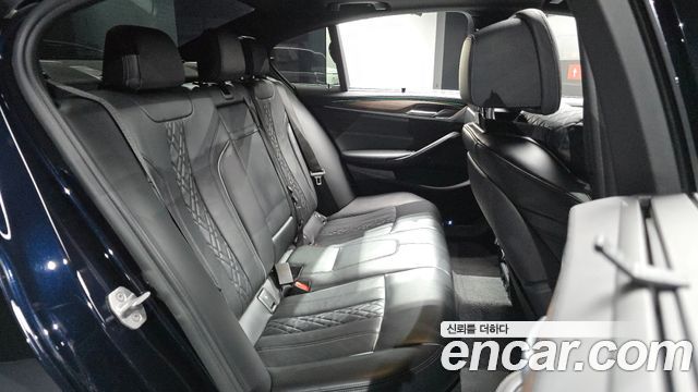 BMW 5-Series 2018 — photo 17