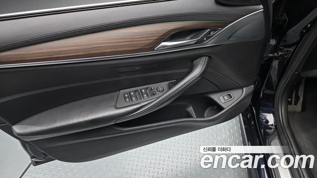 BMW 5-Series 2018 — photo 14