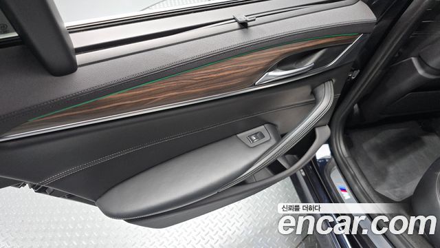 BMW 5-Series 2018 — photo 15