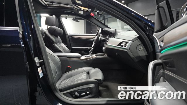 BMW 5-Series 2018 — photo 16