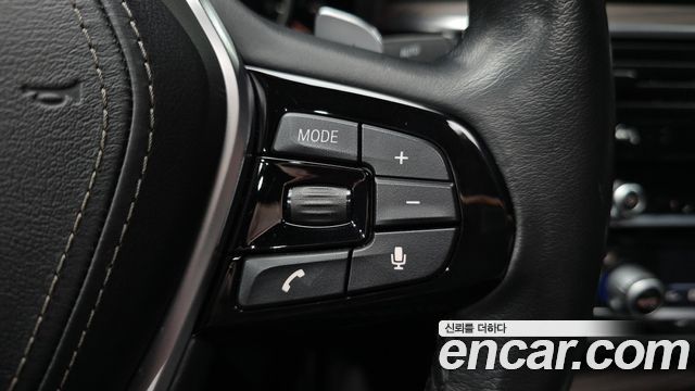 BMW 5-Series 2018 — photo 32