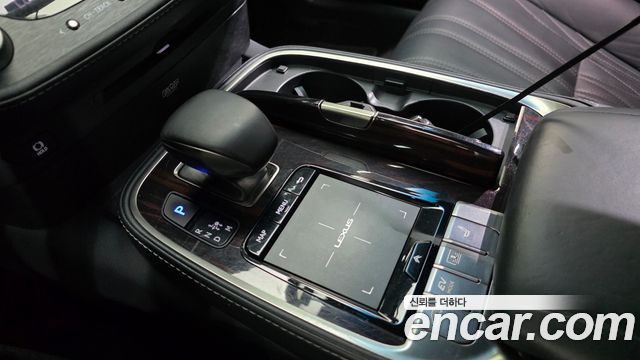 Lexus LS 2018 — photo 9