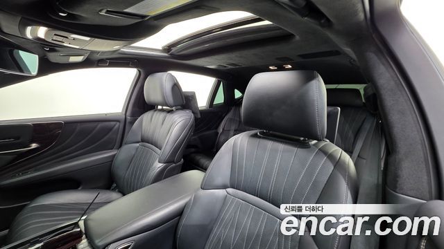 Lexus LS 2018 — photo 11