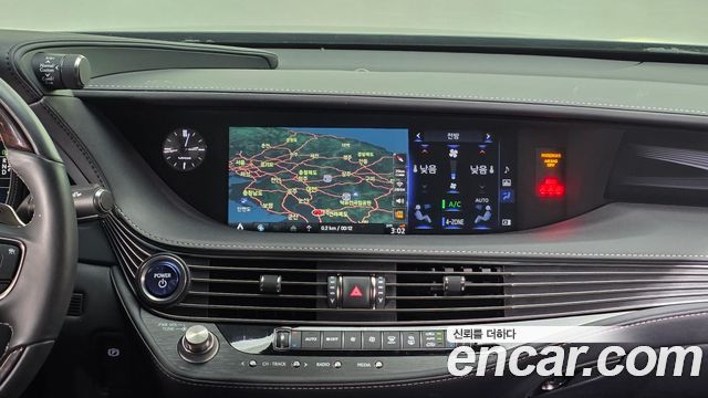 Lexus LS 2018 — photo 13