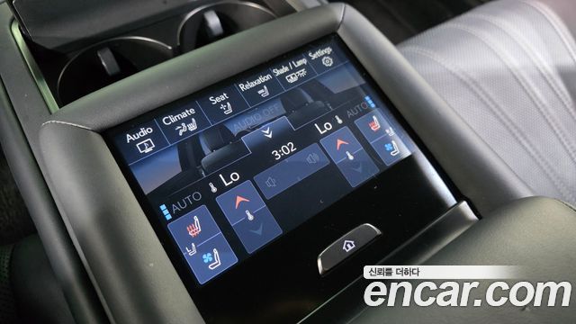 Lexus LS 2018 — photo 18