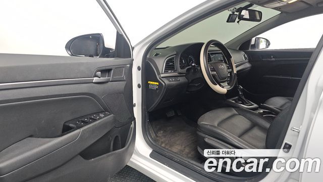 Hyundai AVANTE 2018 — photo 13