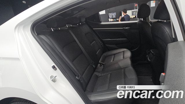 Hyundai AVANTE 2018 — photo 17
