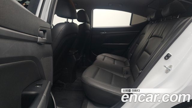 Hyundai AVANTE 2018 — photo 18