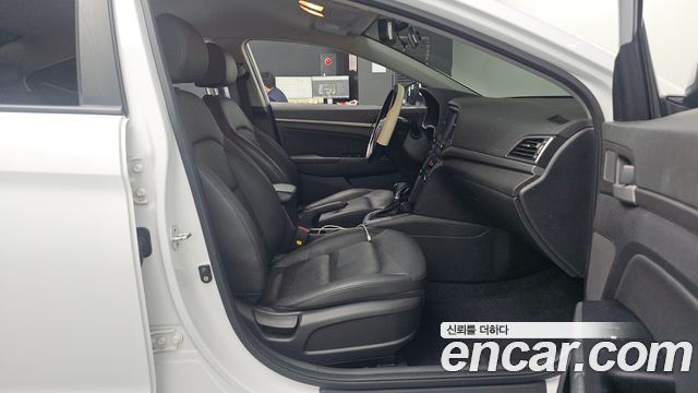 Hyundai AVANTE 2018 — photo 16