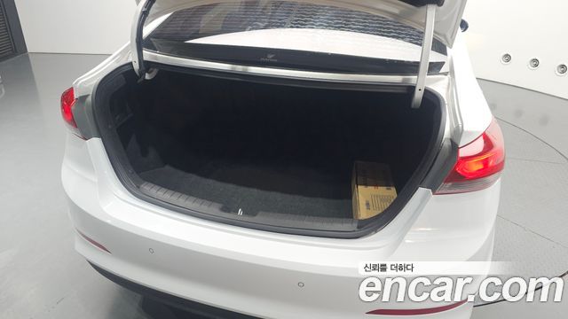 Hyundai AVANTE 2018 — photo 31