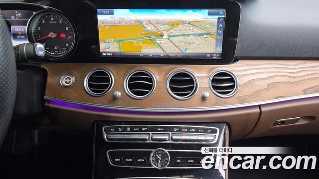 Mercedes-Benz E-Class 2018 — photo 20