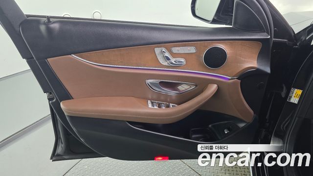 Mercedes-Benz E-Class 2018 — photo 14